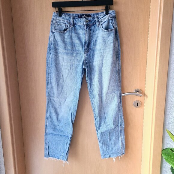 Hollister Ultra High Rise Mom Jean Frayed Ankle Hem Light Wash Denim Women's 29 - Picture 1 of 3